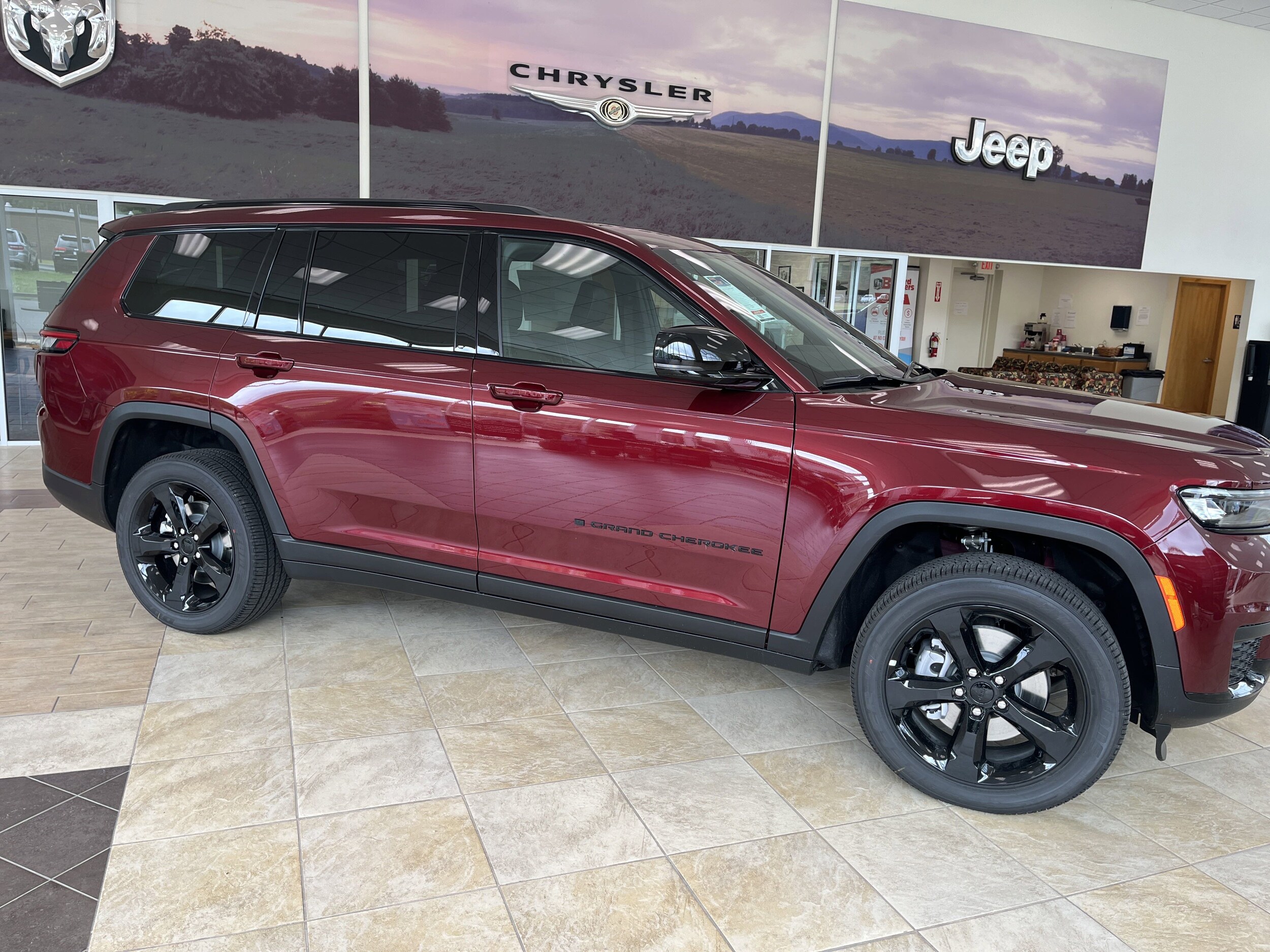 2025 Jeep Grand Cherokee Laredo photo 2
