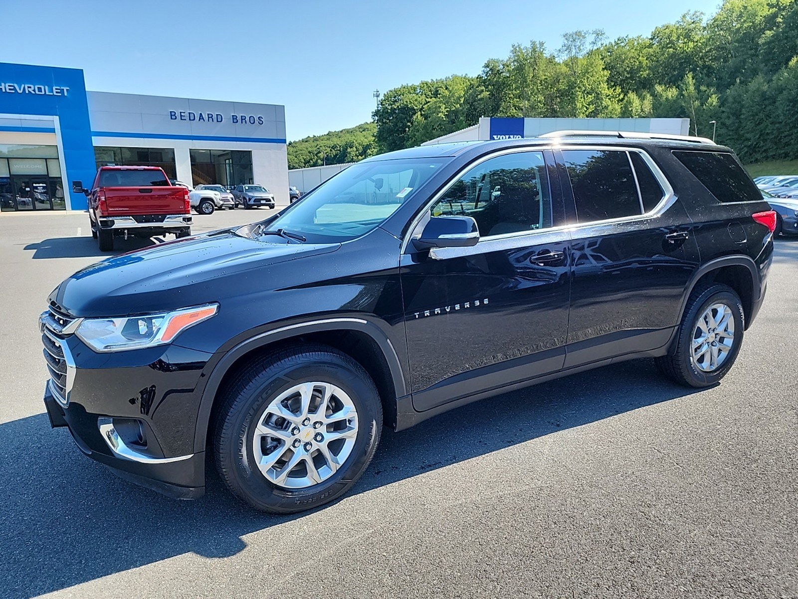 Used 2021 Chevrolet Traverse 1LT with VIN 1GNEVGKW9MJ233805 for sale in Cheshire, MA