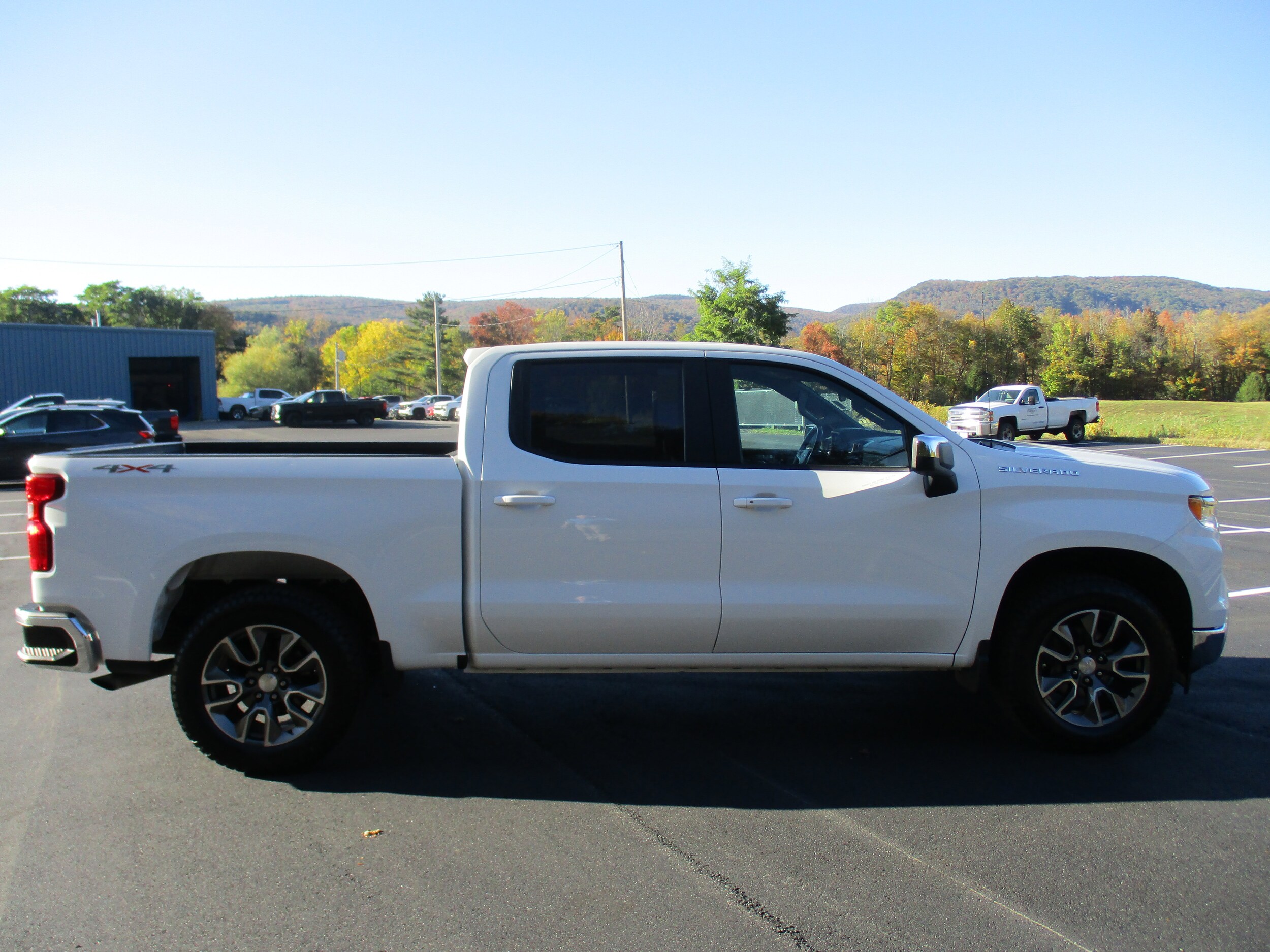 2022 Chevrolet Silverado LT photo 4