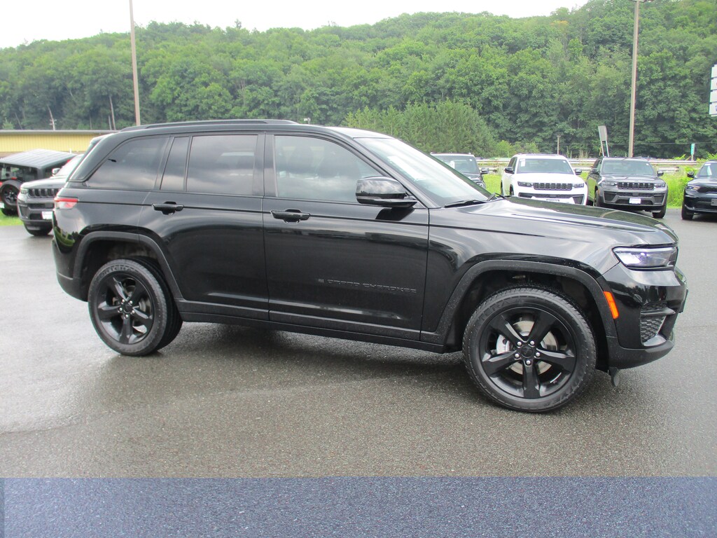 Used 2023 Jeep Grand Cherokee Altitude SUV