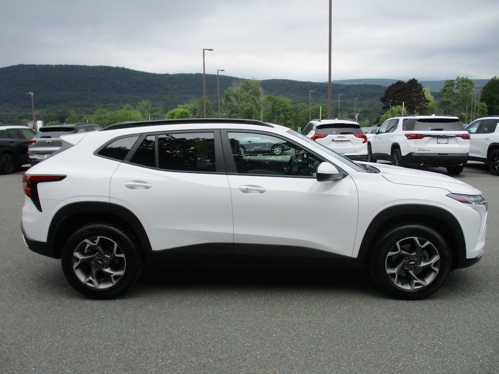 Used 2025 Chevrolet Trax LT SUV