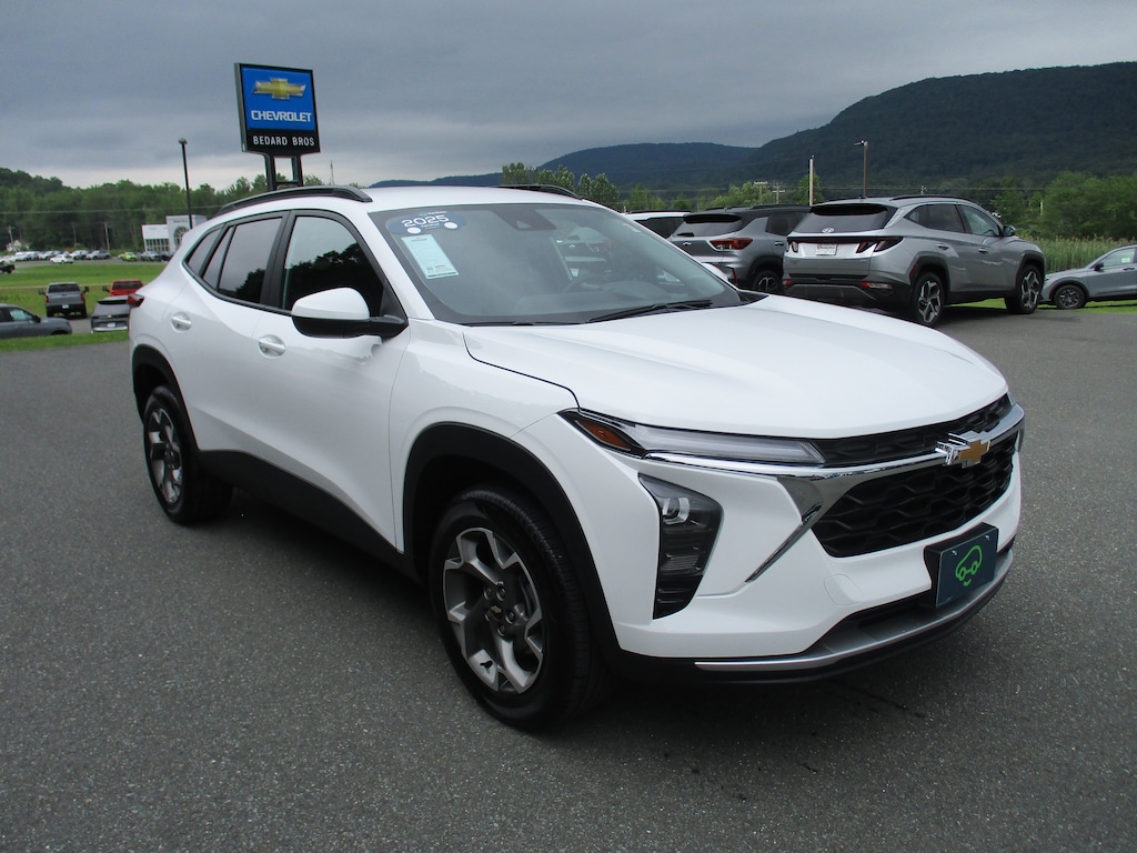 Used 2025 Chevrolet Trax LT SUV