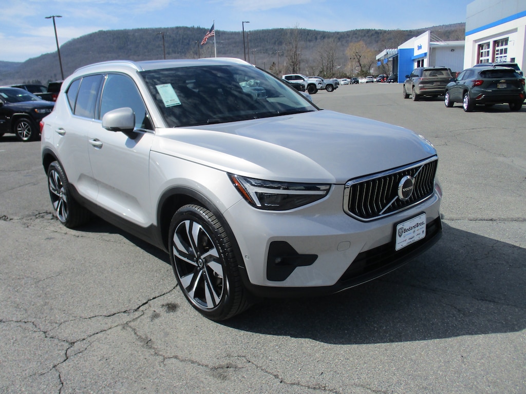 Certified 2025 Volvo XC40 B5 Ultra Bright Theme SUV