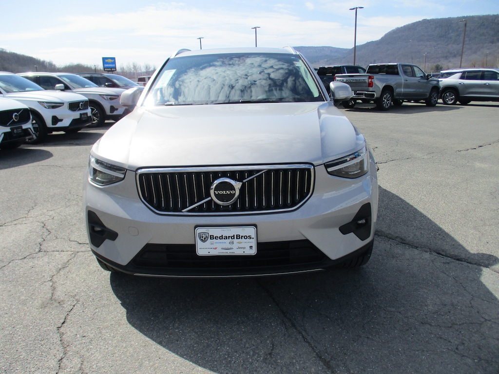 Certified 2025 Volvo XC40 B5 Ultra Bright Theme SUV