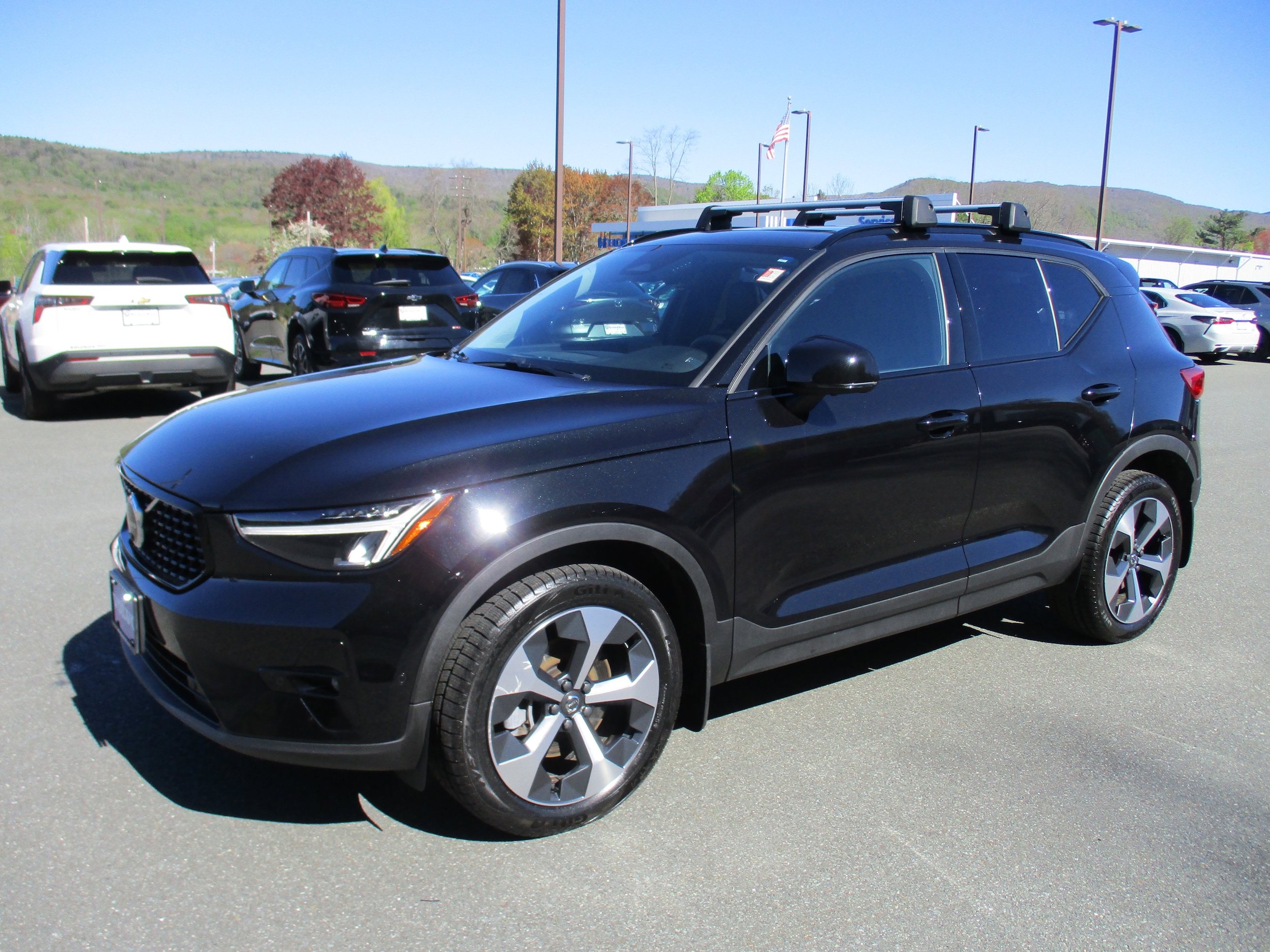 2023 Volvo XC40 B5 Plus Dark AWD's photo