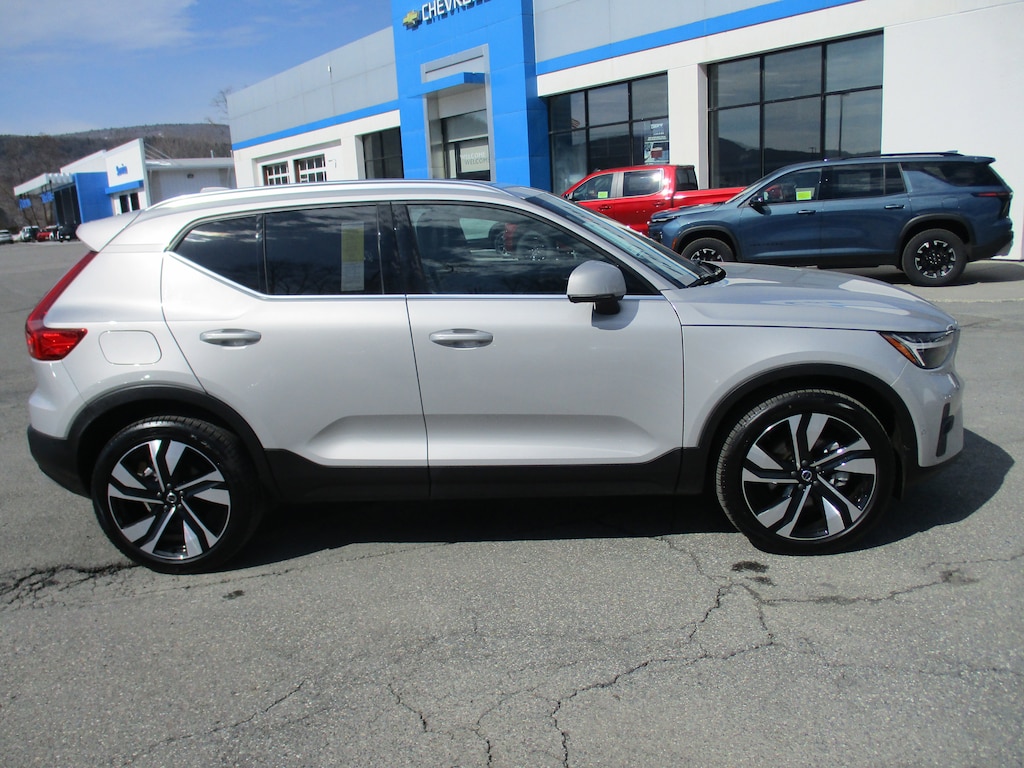 Certified 2025 Volvo XC40 B5 Ultra Bright Theme SUV