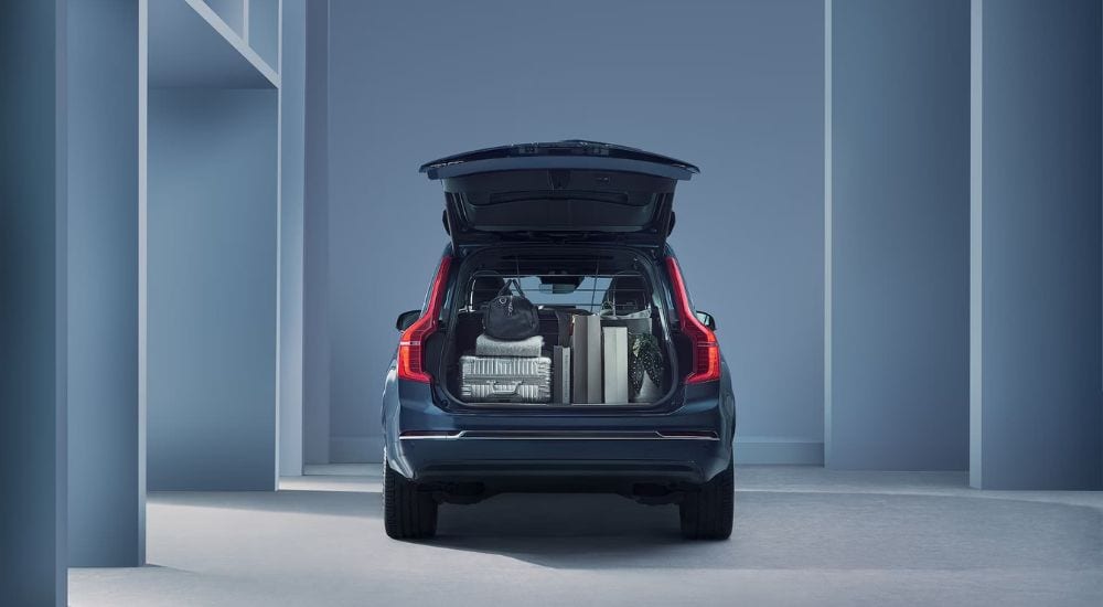 Luggage is shown in the trunk of a blue 2024 XC90 Recharge.