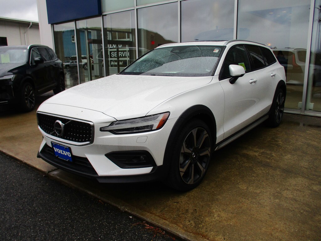 New 2024 Volvo V60 Cross Country B5 Ultimate Wagon