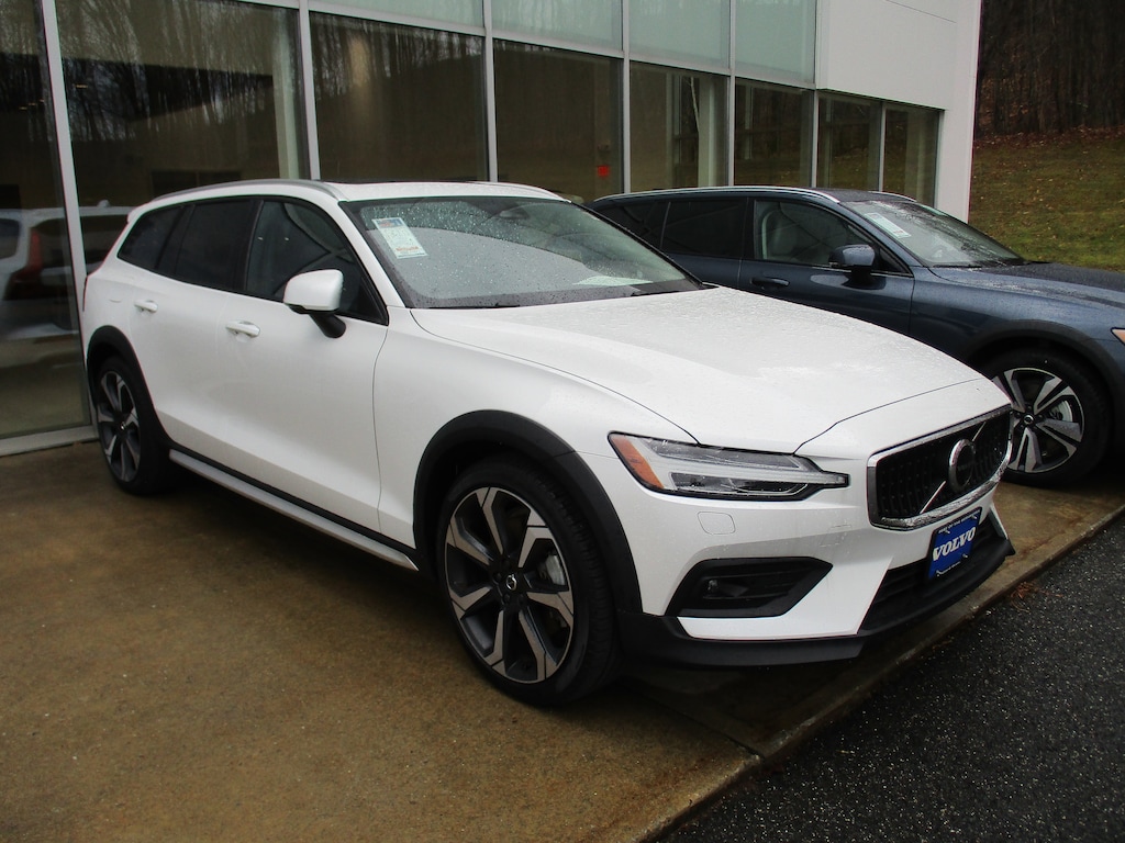 New 2024 Volvo V60 Cross Country B5 Ultimate Wagon