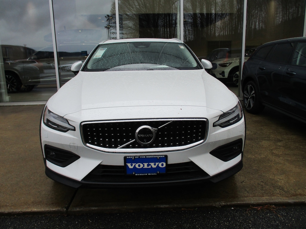 New 2024 Volvo V60 Cross Country B5 Ultimate Wagon