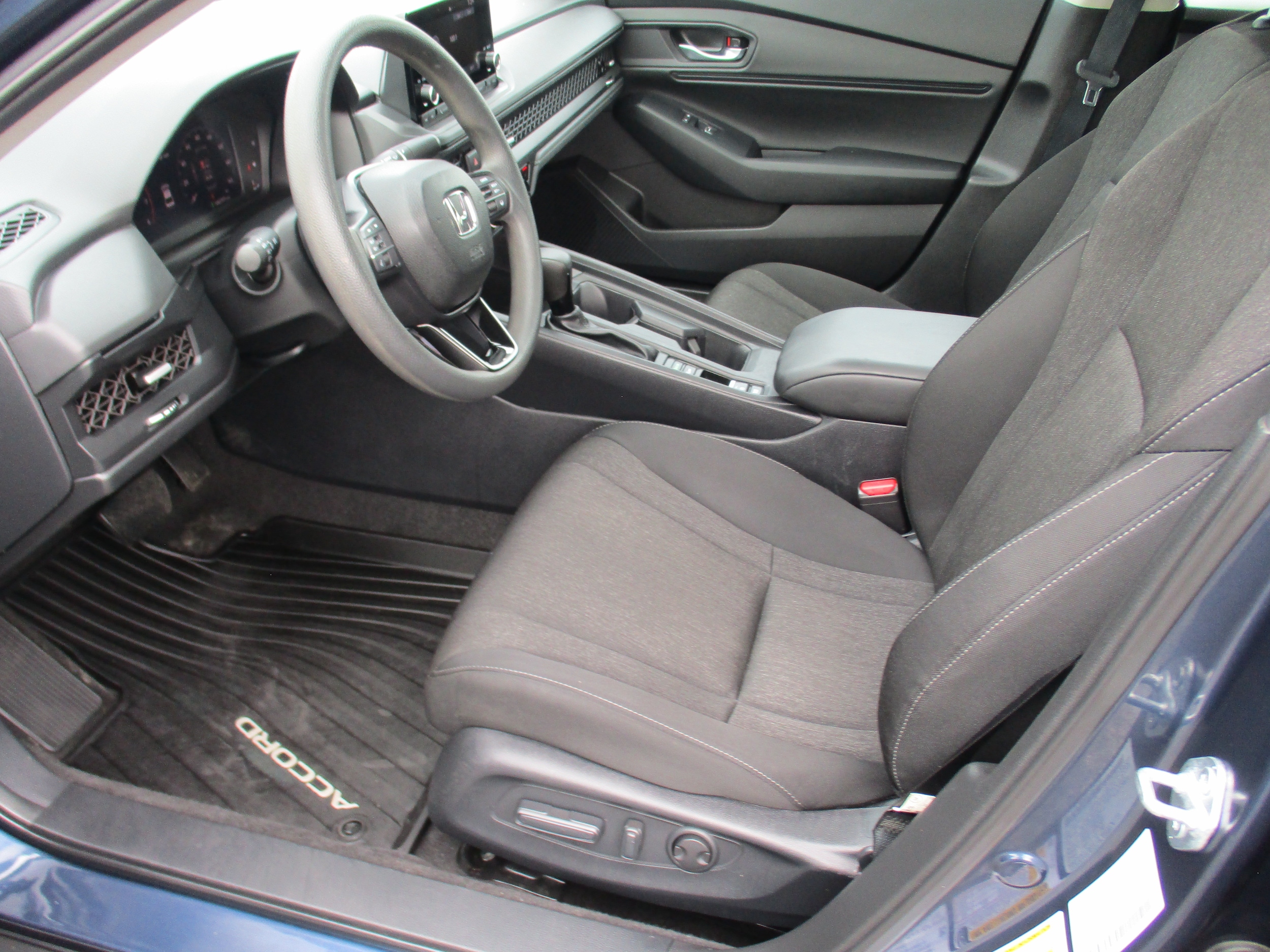 2025 Honda Accord SE - Photo 11