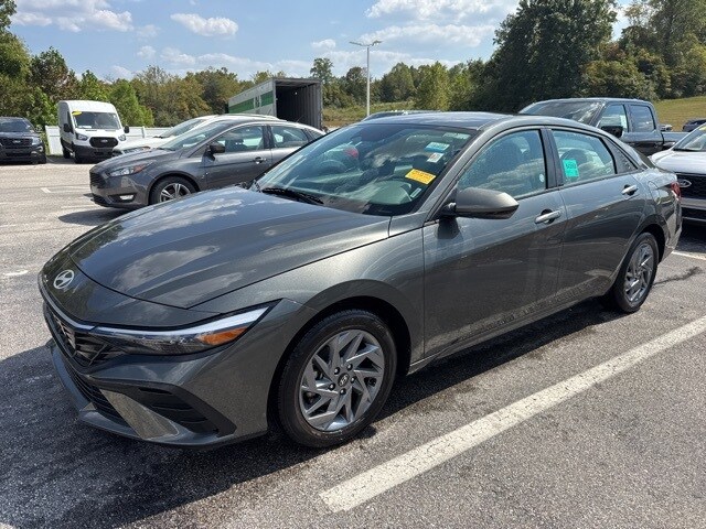 2024 Hyundai Elantra SEL photo 2