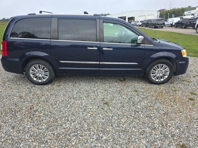 2014 Chrysler Town & Country Limited photo 2