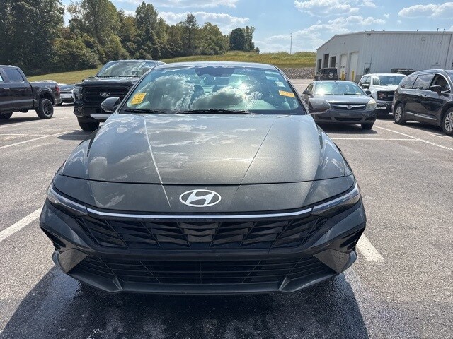 2024 Hyundai Elantra SEL photo 3