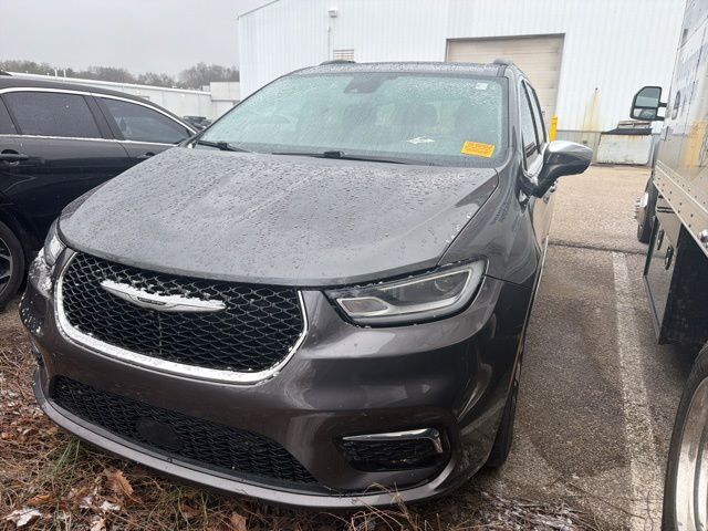 2022 Chrysler Pacifica Limited photo 2