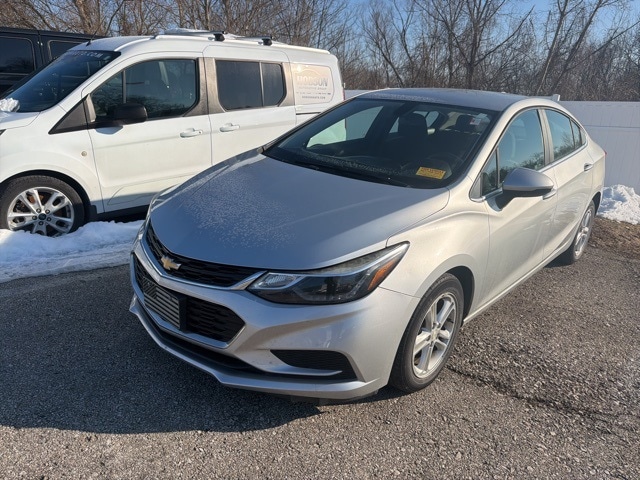 2017 Chevrolet Cruze LT photo 2