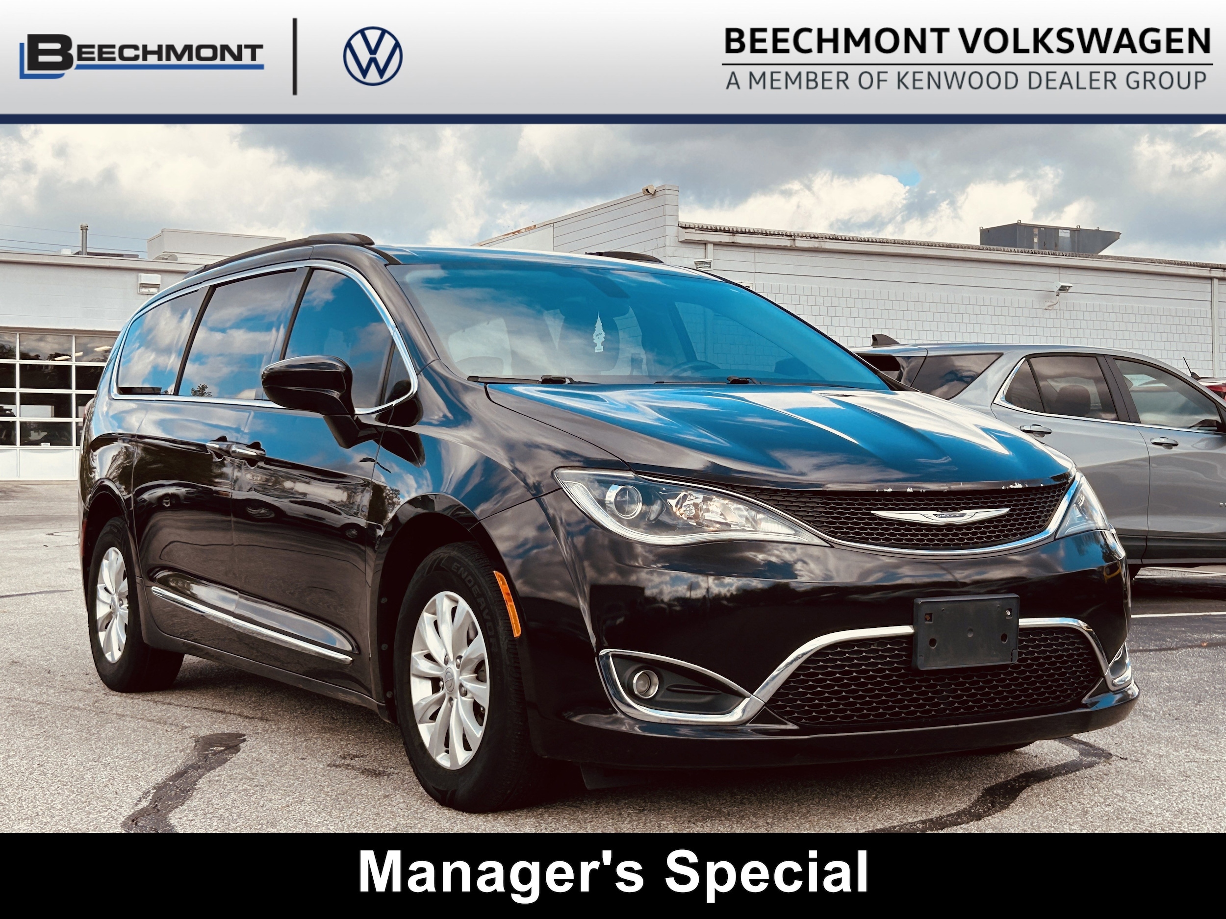 2017 Chrysler Pacifica Touring-L's photo