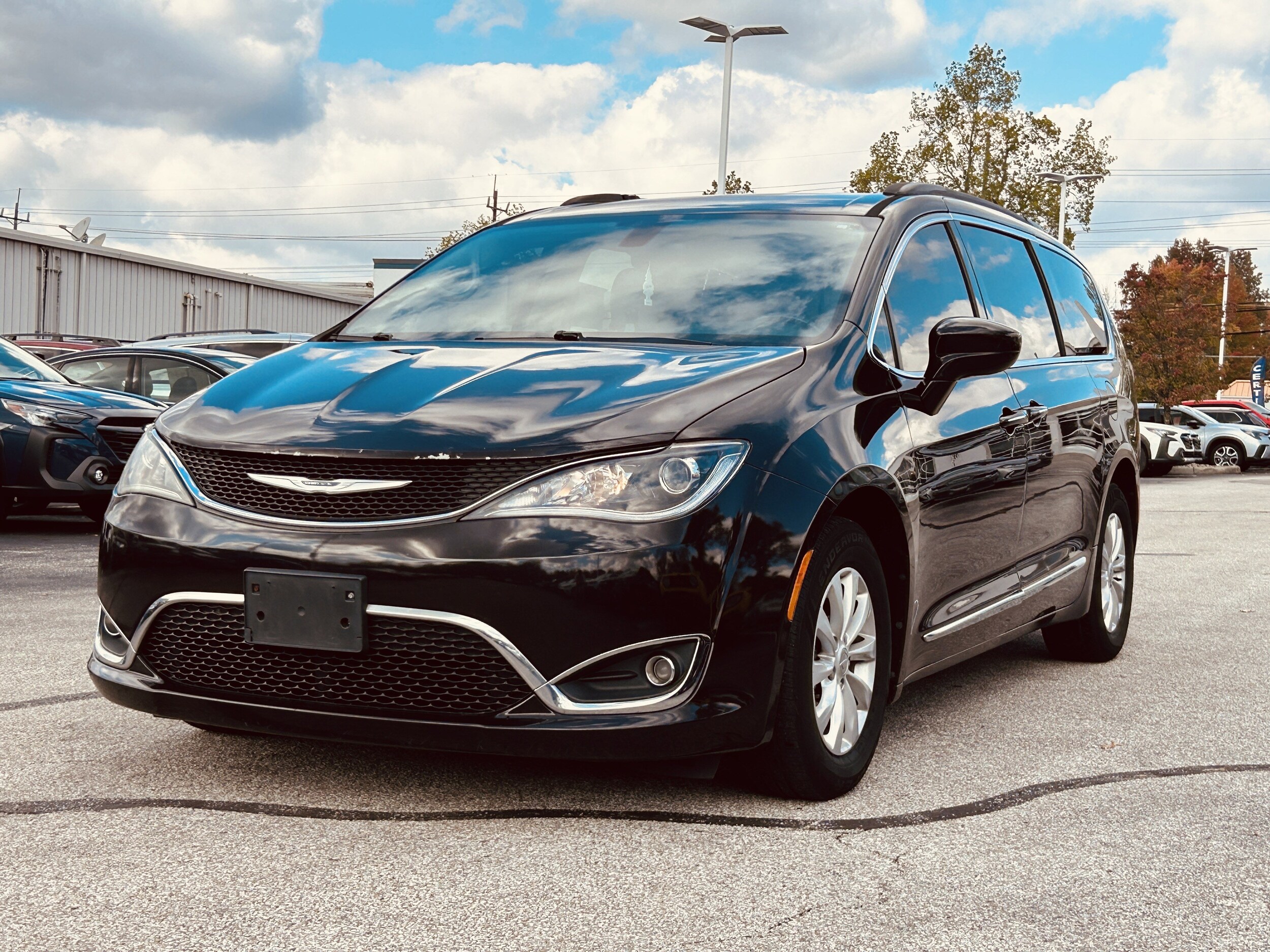 2017 Chrysler Pacifica Touring L photo 3