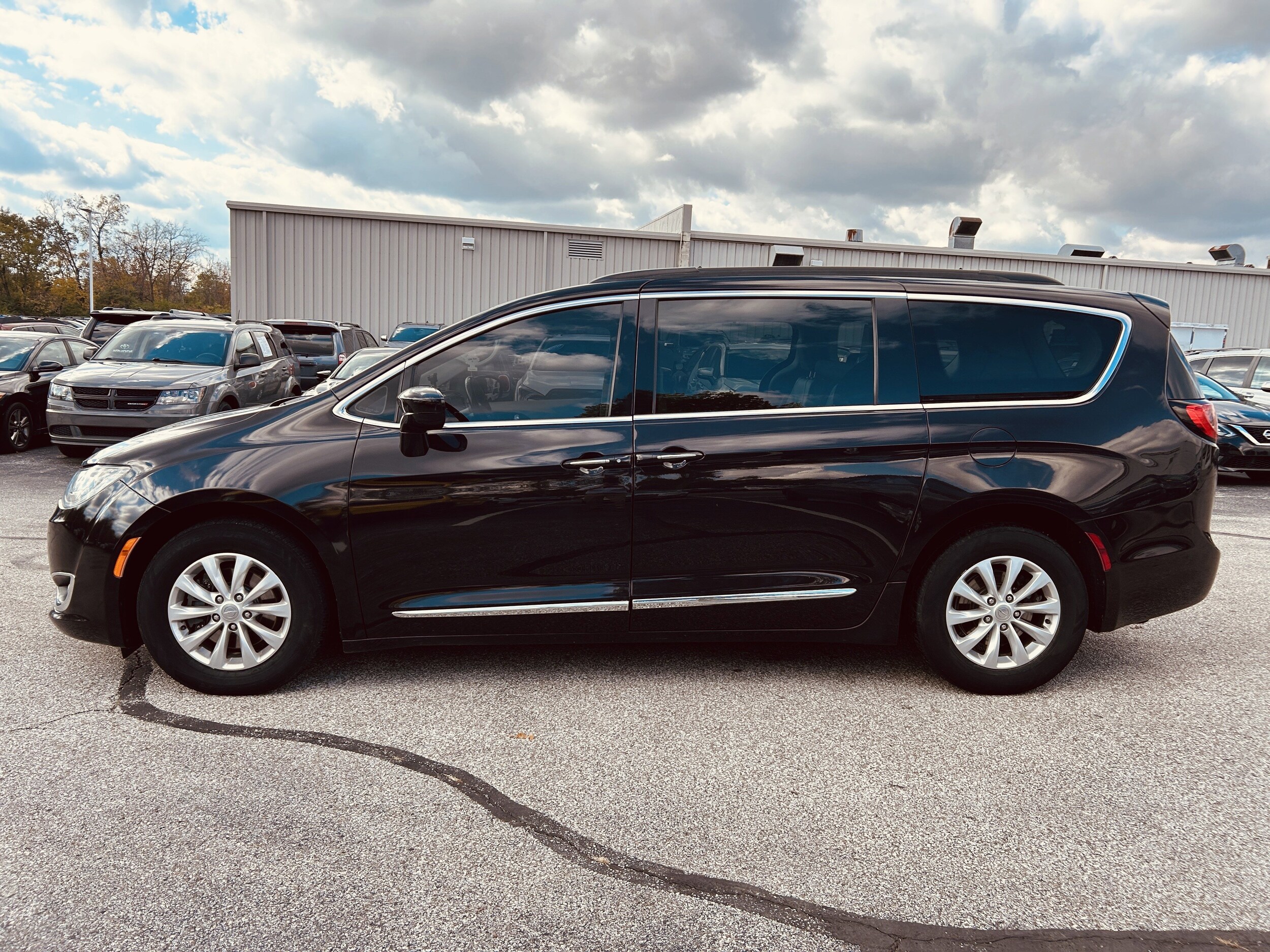 2017 Chrysler Pacifica Touring L photo 4