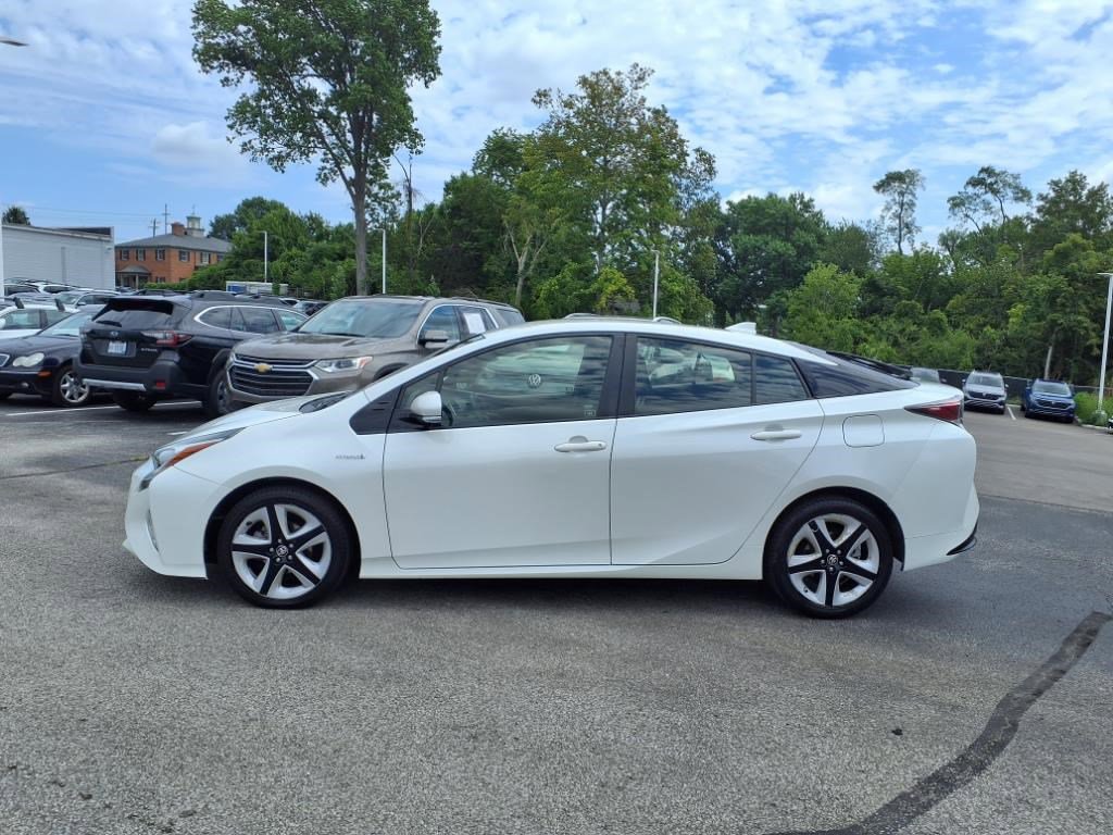 2016 Toyota Prius Three Touring photo 2