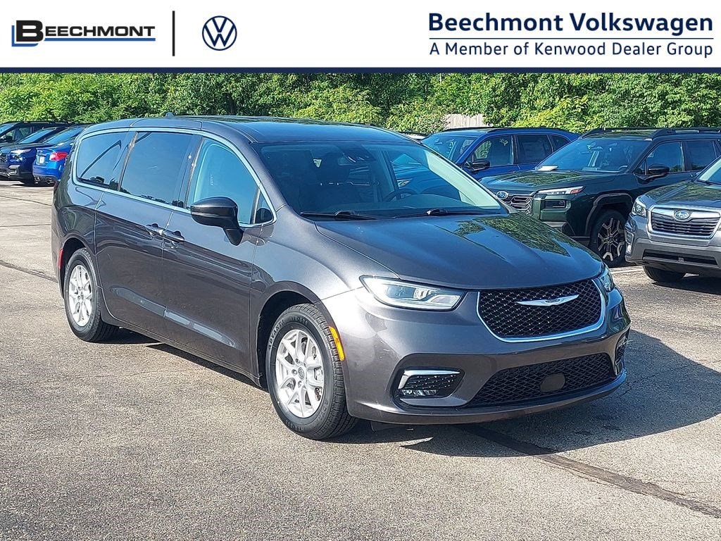 2023 Chrysler Pacifica Touring L's photo