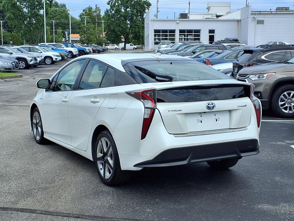 2016 Toyota Prius Three Touring photo 3
