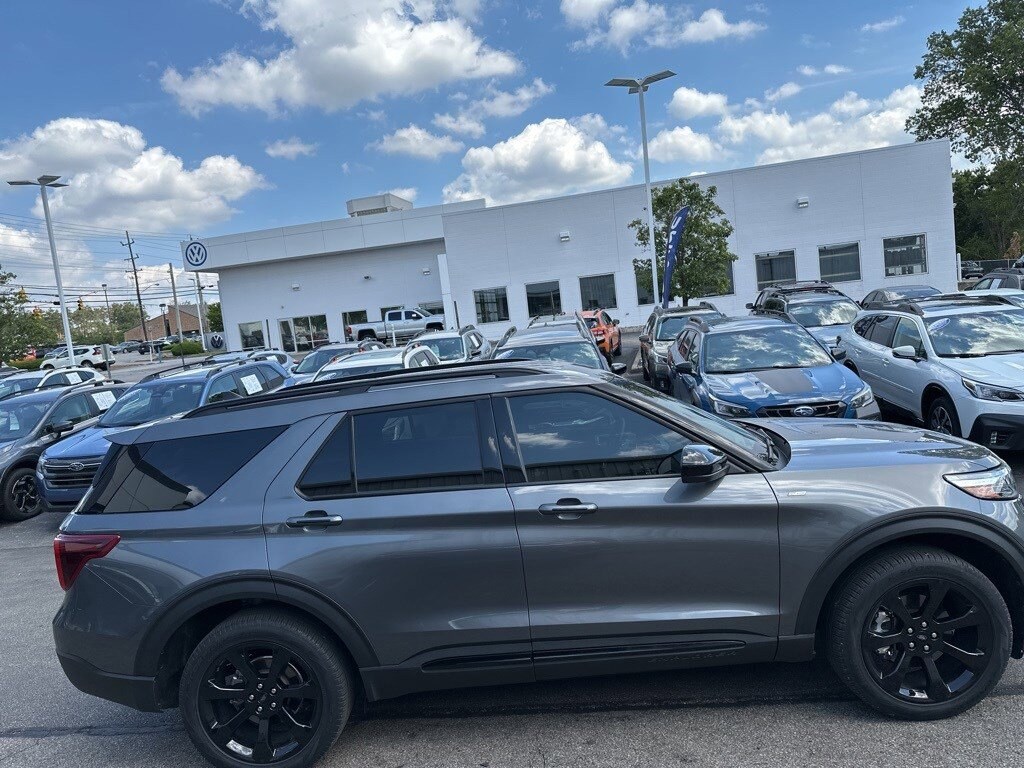 2023 Ford Explorer ST-Line photo 2