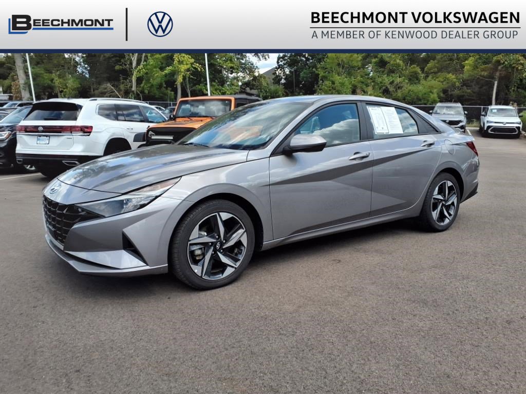 2023 Hyundai Elantra SEL photo 3