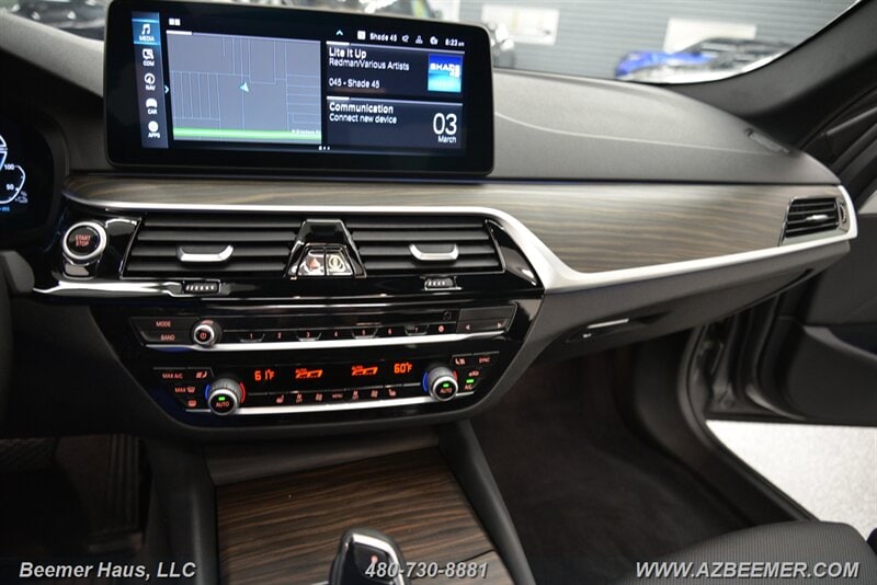 2022 BMW 5 Series 530e - Photo 37