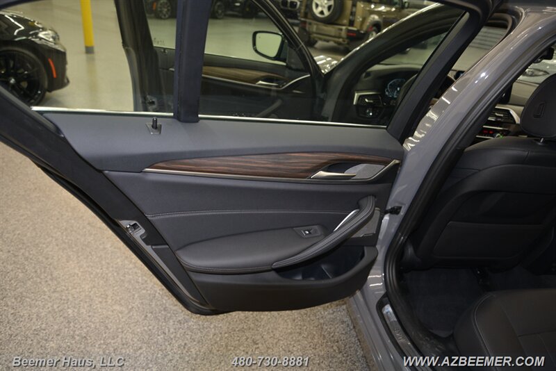 2022 BMW 5 Series 530e - Photo 46