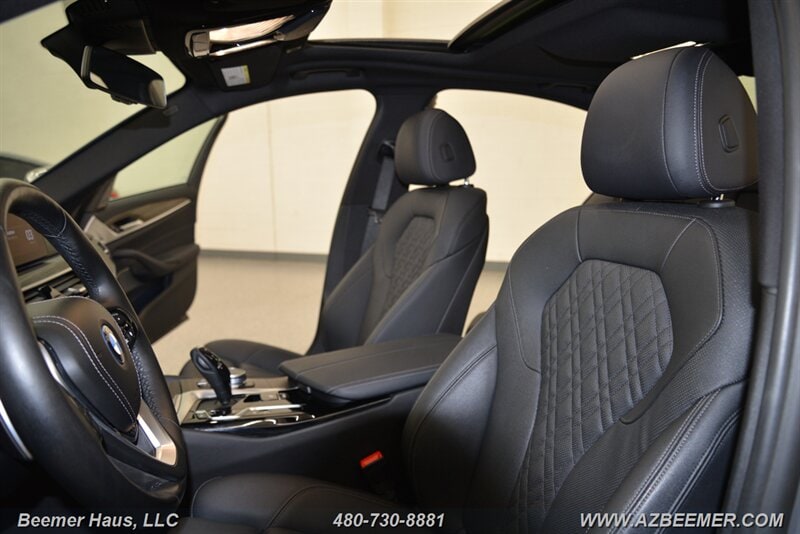 2022 BMW 5 Series 530e - Photo 20