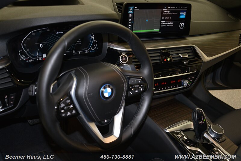 2022 BMW 5 Series 530e - Photo 17