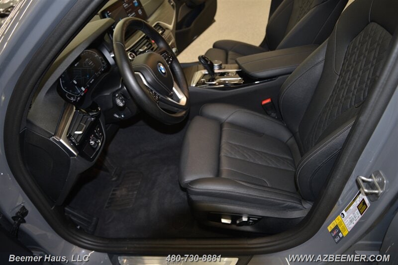 2022 BMW 5 Series 530e - Photo 19