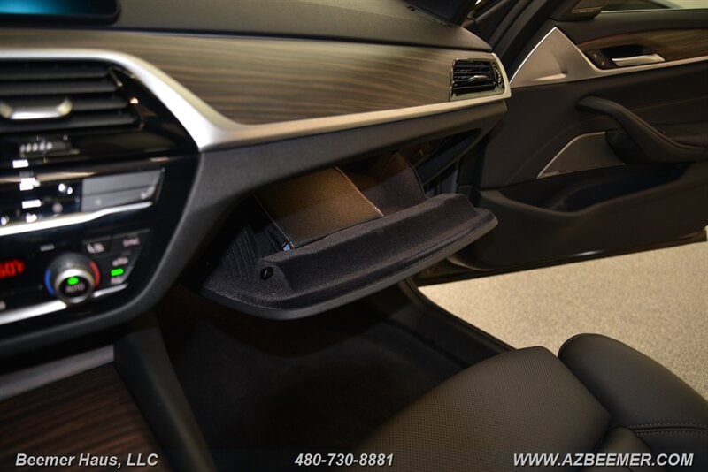 2022 BMW 5 Series 530e - Photo 43