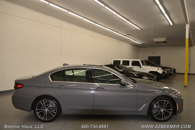 2022 BMW 5 Series 530e - Photo 11