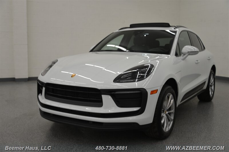 2022 Porsche Macan photo 2