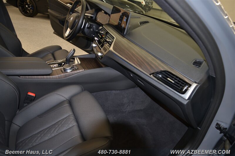 2022 BMW 5 Series 530e - Photo 26