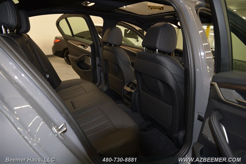 2022 BMW 5 Series 530e - Photo 28