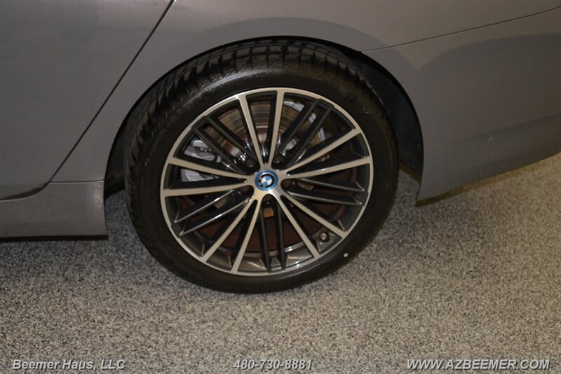 2022 BMW 5 Series 530e - Photo 54