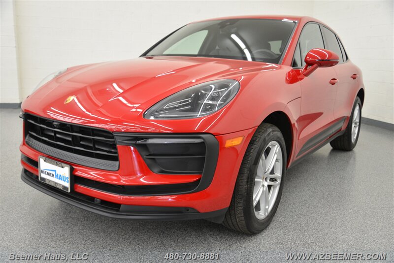 2022 Porsche Macan photo 2