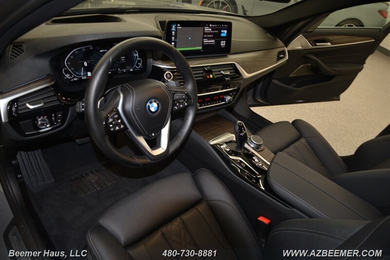 2022 BMW 5 Series 530e - Photo 16
