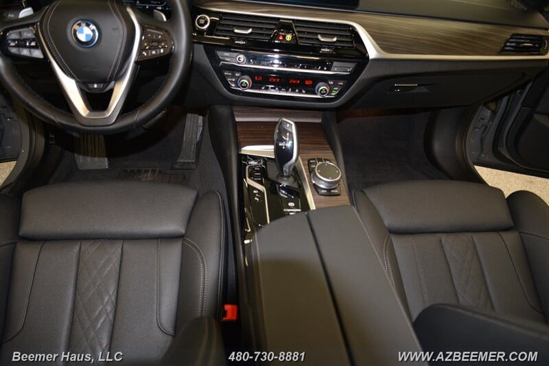 2022 BMW 5 Series 530e - Photo 22