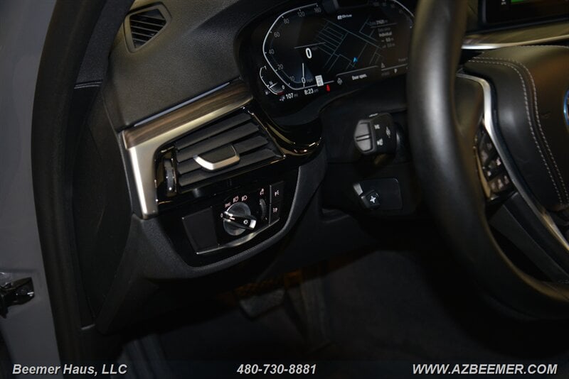 2022 BMW 5 Series 530e - Photo 34