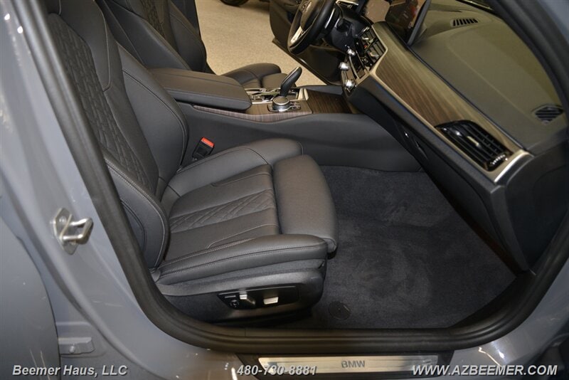 2022 BMW 5 Series 530e - Photo 25