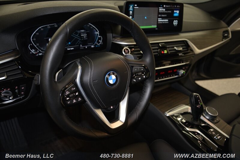2022 BMW 5 Series 530e - Photo 35