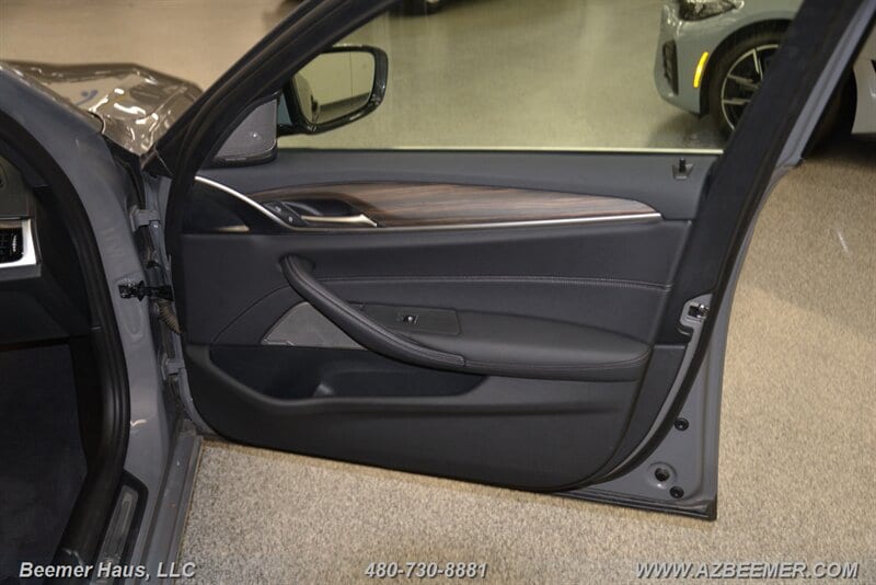 2022 BMW 5 Series 530e - Photo 48