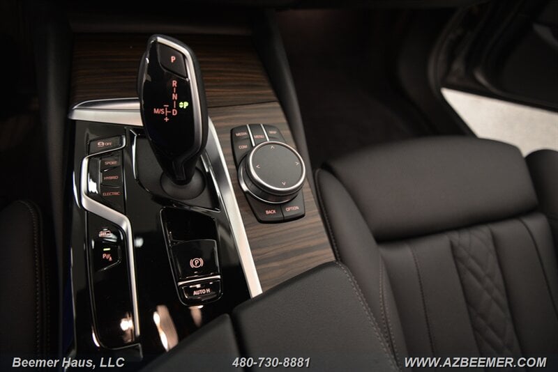 2022 BMW 5 Series 530e - Photo 42