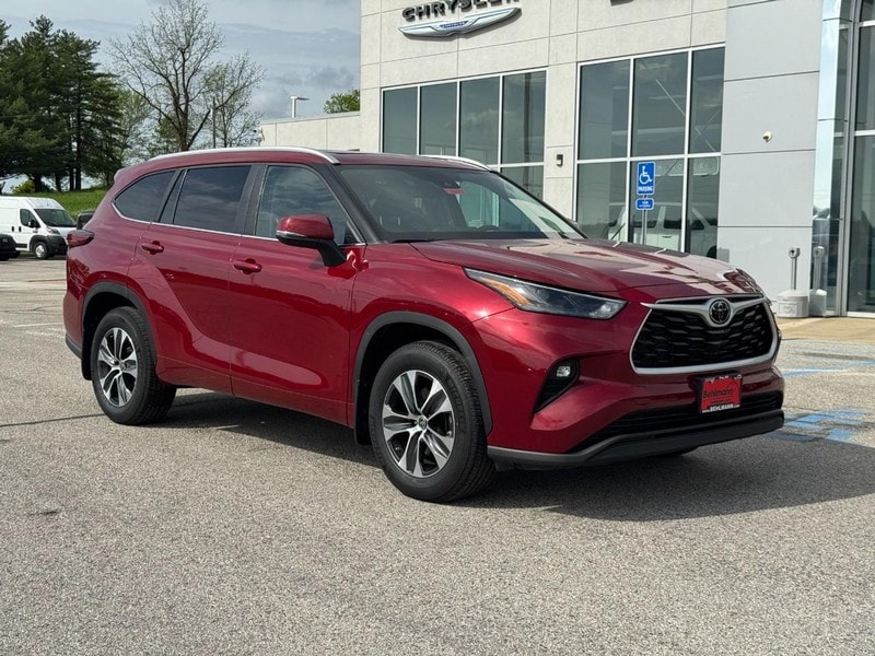 Used 2023 Toyota Highlander XLE with VIN 5TDKDRBH4PS037418 for sale in Troy, MO