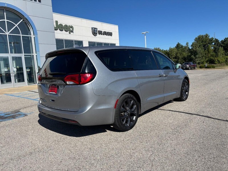 2019 Chrysler Pacifica Touring Plus photo 2