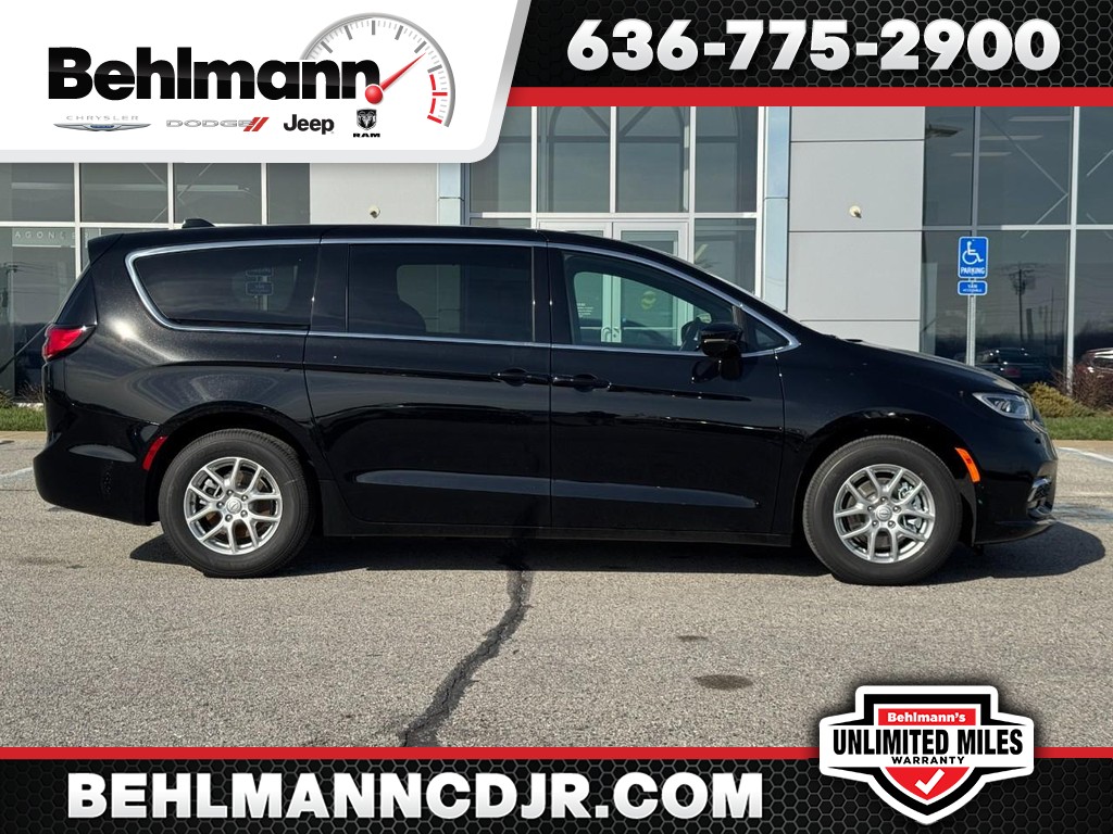 2026 Chrysler Pacifica Select's photo